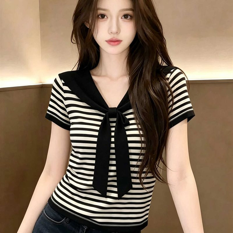 slimming and age-reducing Black striped short-sleeved knit top